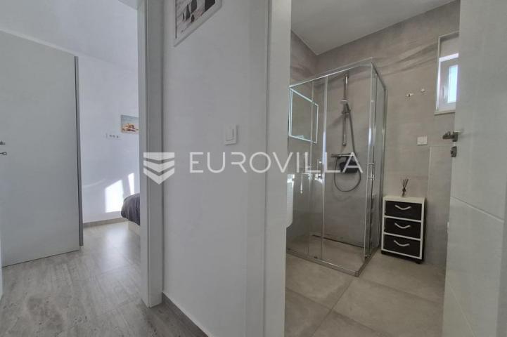 Vir, dvoetažni apartman 40 m od mora, krovna terasa s panoramskim pogledom na more
