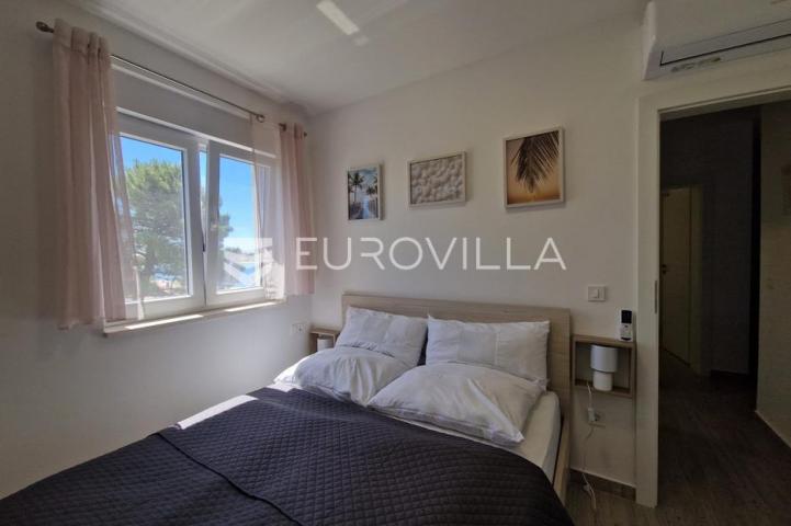 Vir, dvoetažni apartman 40 m od mora, krovna terasa s panoramskim pogledom na more