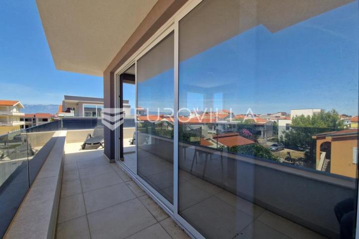 Vir, dvoetažni apartman 40 m od mora, krovna terasa s panoramskim pogledom na more
