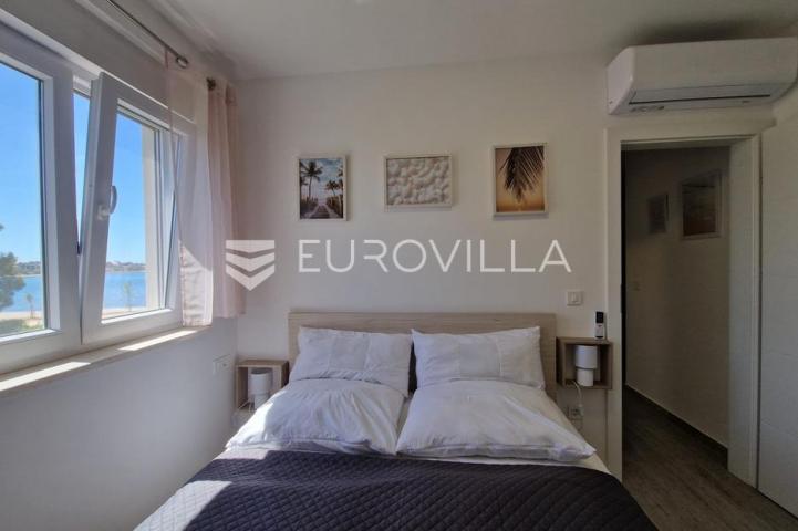 Vir, dvoetažni apartman 40 m od mora, krovna terasa s panoramskim pogledom na more