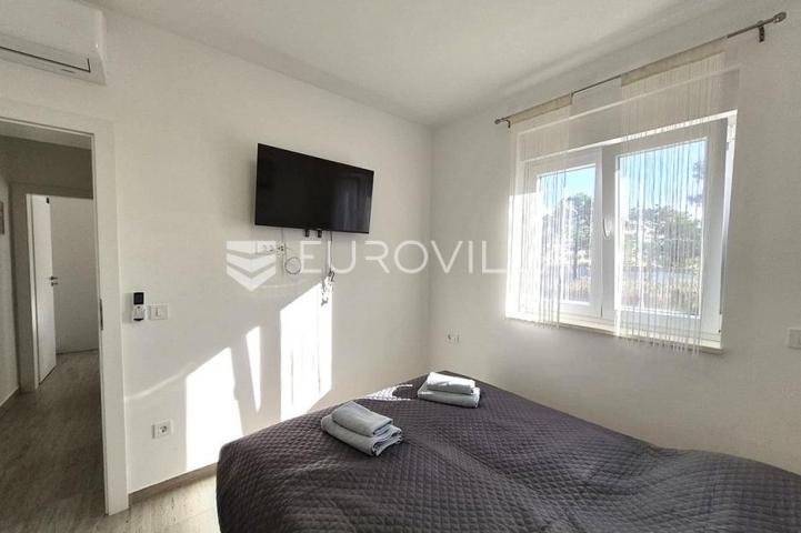Vir, dvoetažni apartman 40 m od mora, krovna terasa s panoramskim pogledom na more