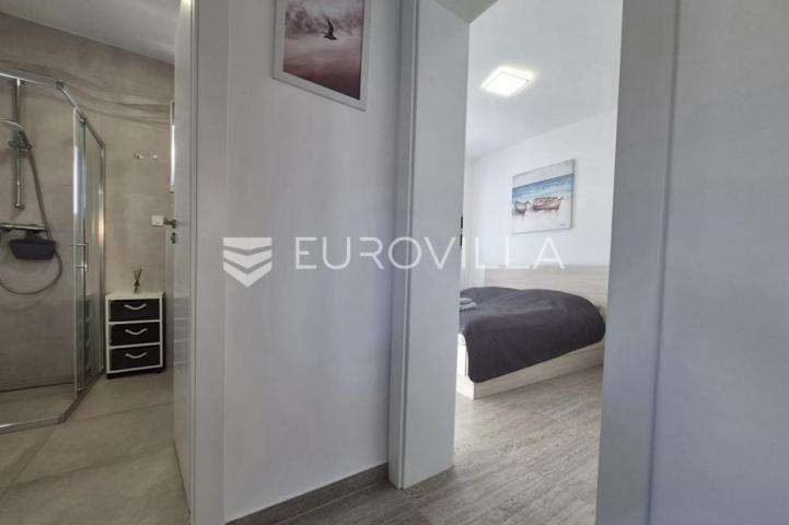 Vir, dvoetažni apartman 40 m od mora, krovna terasa s panoramskim pogledom na more