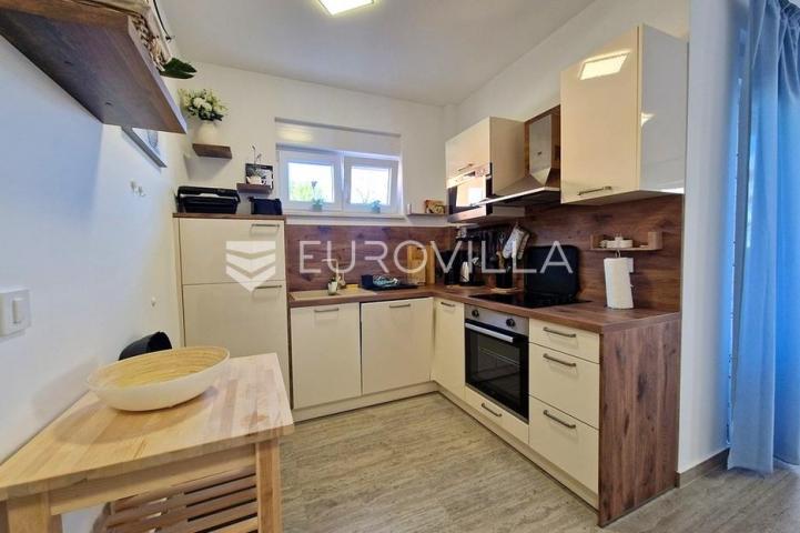 Vir, dvoetažni apartman 40 m od mora, krovna terasa s panoramskim pogledom na more