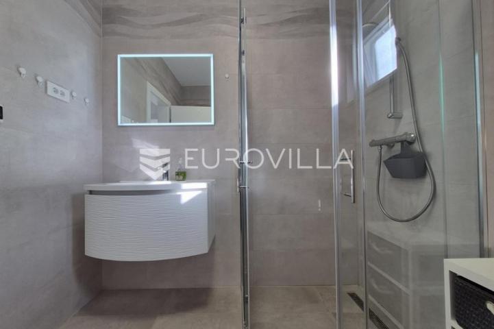 Vir, dvoetažni apartman 40 m od mora, krovna terasa s panoramskim pogledom na more