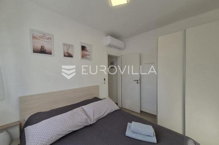 Vir, dvoetažni apartman 40 m od mora, krovna terasa s panoramskim pogledom na more