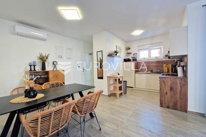 Vir, dvoetažni apartman 40 m od mora, krovna terasa s panoramskim pogledom na more