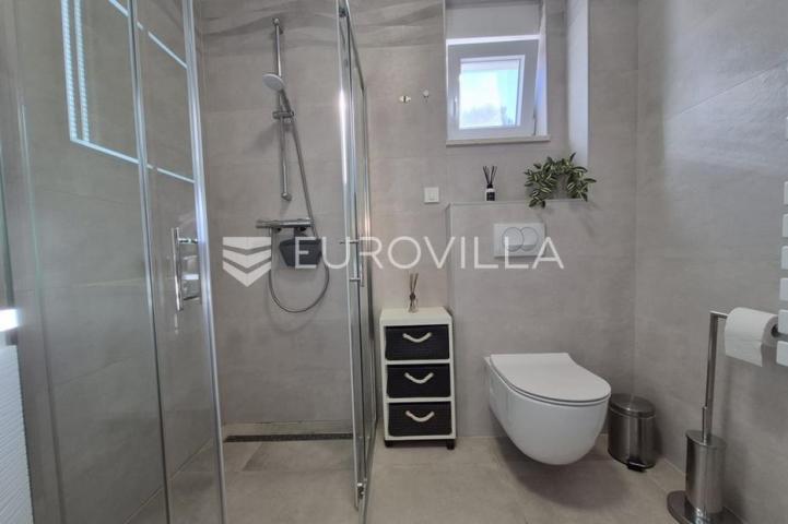 Vir, dvoetažni apartman 40 m od mora, krovna terasa s panoramskim pogledom na more