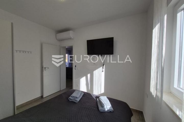 Vir, dvoetažni apartman 40 m od mora, krovna terasa s panoramskim pogledom na more