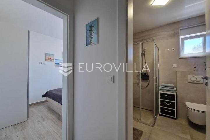 Vir, dvoetažni apartman 40 m od mora, krovna terasa s panoramskim pogledom na more