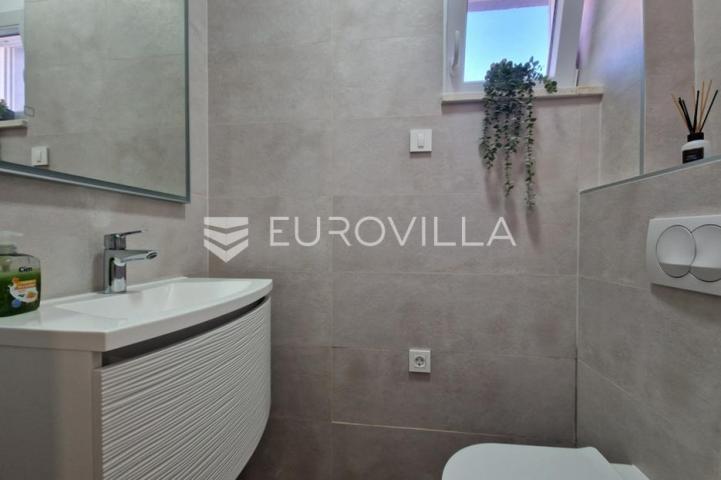 Vir, dvoetažni apartman 40 m od mora, krovna terasa s panoramskim pogledom na more