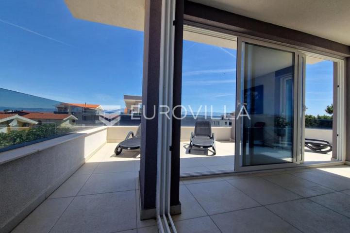 Vir, dvoetažni apartman 40 m od mora, krovna terasa s panoramskim pogledom na more