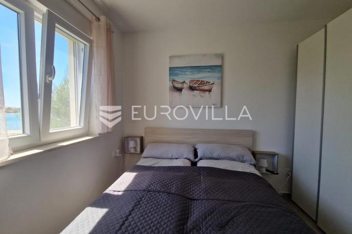 Vir, dvoetažni apartman 40 m od mora, krovna terasa s panoramskim pogledom na more