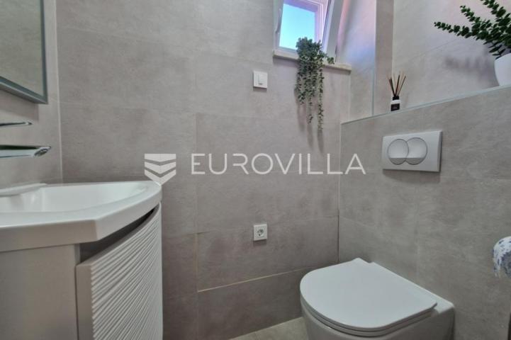 Vir, dvoetažni apartman 40 m od mora, krovna terasa s panoramskim pogledom na more