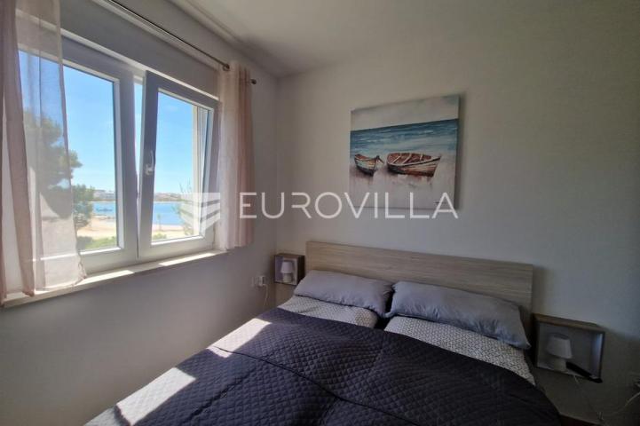 Vir, dvoetažni apartman 40 m od mora, krovna terasa s panoramskim pogledom na more