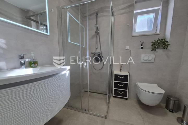 Vir, dvoetažni apartman 40 m od mora, krovna terasa s panoramskim pogledom na more