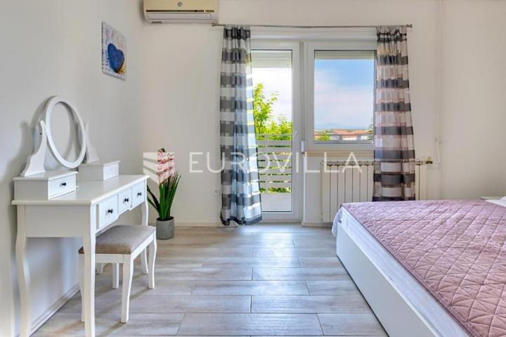 Luksuzna samostojeća vila s bazenom i saunom u Ližnjanu