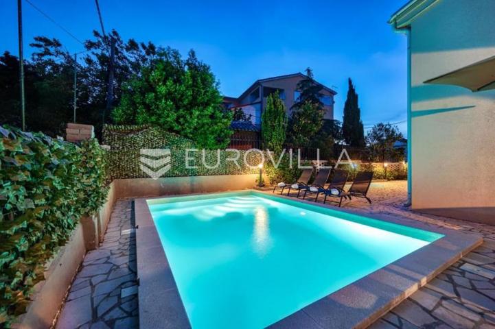Luksuzna samostojeća vila s bazenom i saunom u Ližnjanu