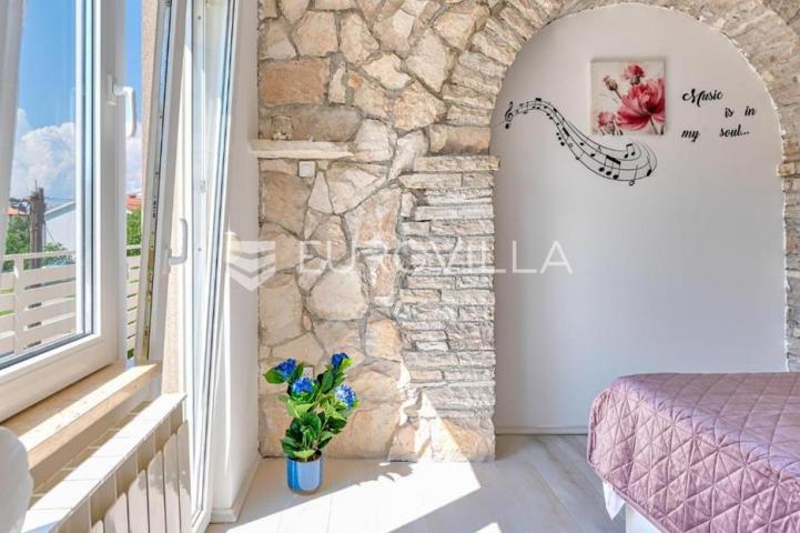 Luksuzna samostojeća vila s bazenom i saunom u Ližnjanu
