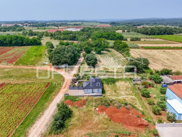 Istra, Poreč okolica-građevinsko zemljište s dozvolom za dvojnu kuću

