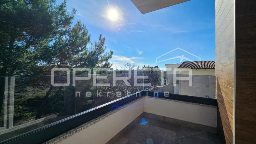 Vir – Samostojeća kuća s četiri moderno uređena apartmana, 170 m²