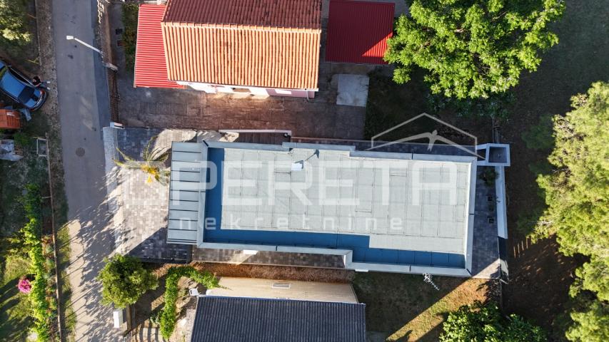 Vir – Samostojeća kuća s četiri moderno uređena apartmana, 170 m²