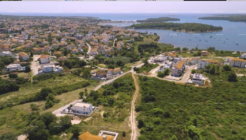 Building land Building land in Medulin, Mukalba, located near the sea and beach.