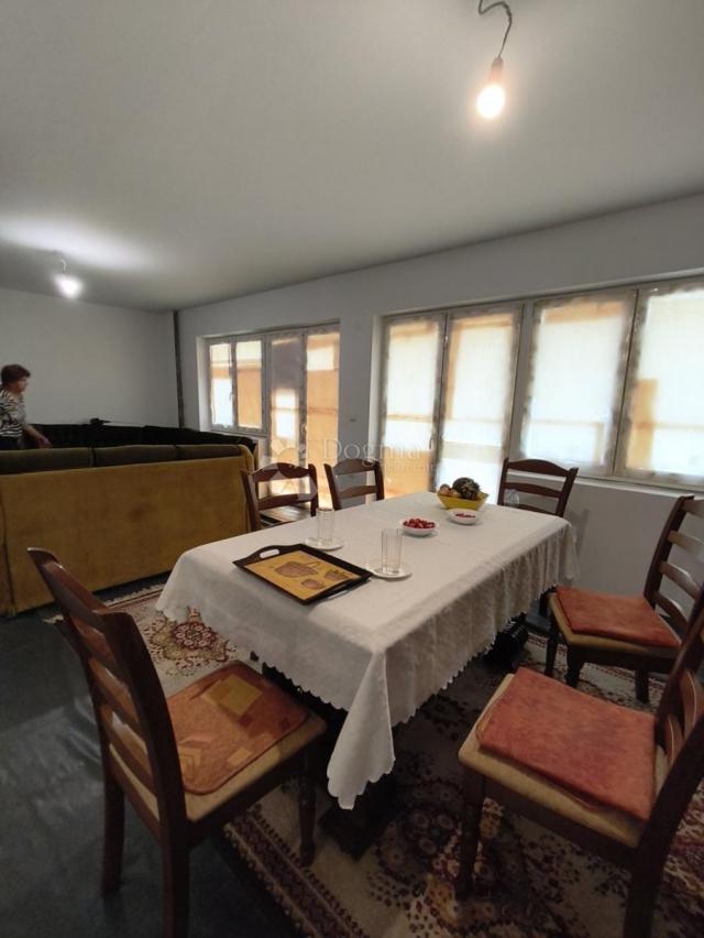 Prostran dom s brojnim mogućnostima!