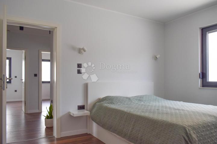 Rovinj okolica, moderna luksuzna prizemnica s 3 spavaće sobe