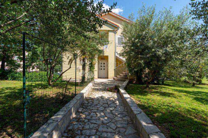 SRDOČI-EXLUSIVNO SAMOSTOJEĆA KUĆA SA TRI ODVOJENA STANA!!
