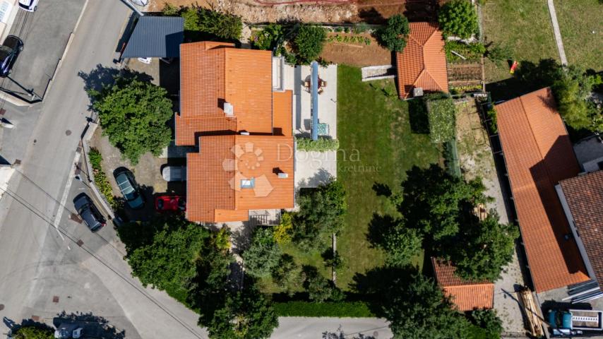 SRDOČI-EXLUSIVNO SAMOSTOJEĆA KUĆA SA TRI ODVOJENA STANA!!