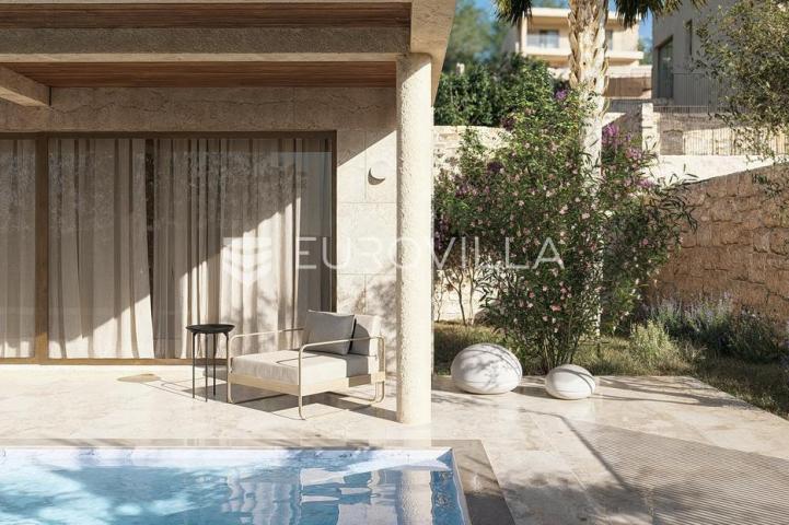 Trogir, Čiovo, moderna vila s bazenom u blizini mora