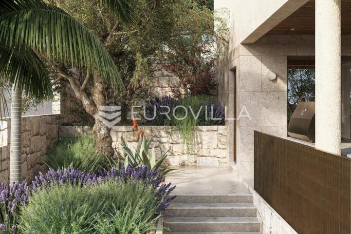 Trogir, Čiovo, moderna vila s bazenom u blizini mora