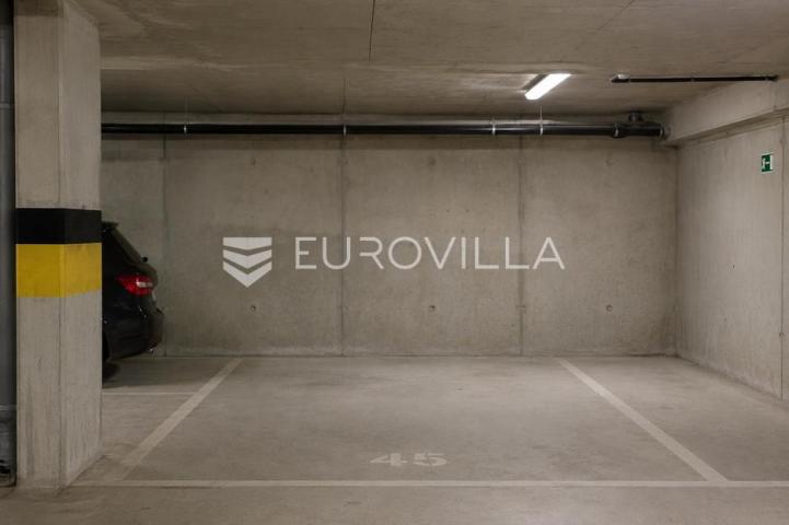 Žnjan, garažno mjesto na odličnoj lokaciji