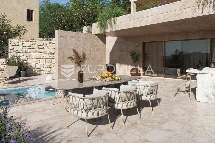 Trogir, Čiovo, vila s bazenom na odličnoj lokaciji