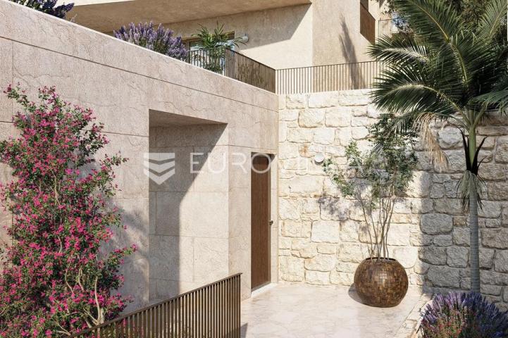 Trogir, Čiovo, vila s bazenom na odličnoj lokaciji