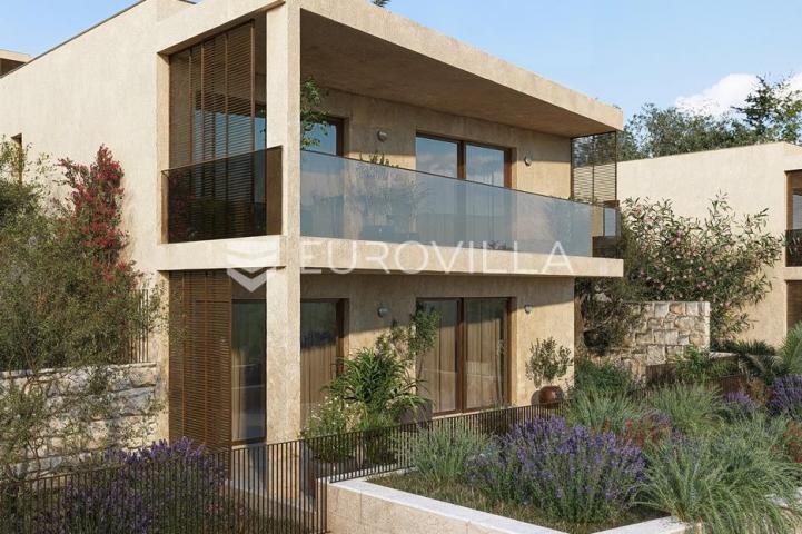 Trogir, Čiovo, vila s bazenom na odličnoj lokaciji