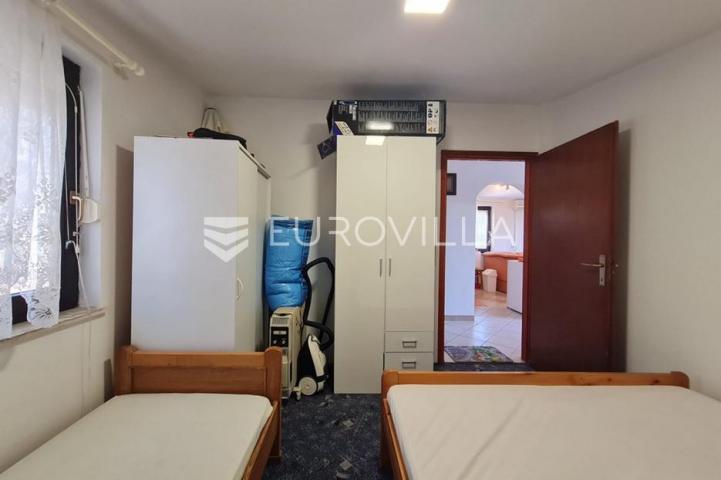 Vir, nekretnina na izvrsnoj lokaciji, 40 m od mora, s dva odvojena apartmana
