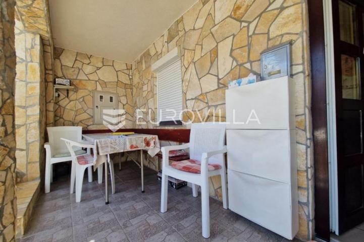 Vir, nekretnina na izvrsnoj lokaciji, 40 m od mora, s dva odvojena apartmana
