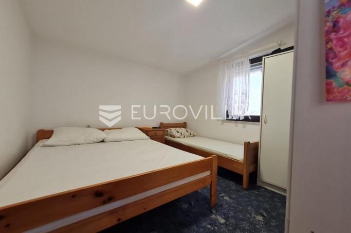 Vir, nekretnina na izvrsnoj lokaciji, 40 m od mora, s dva odvojena apartmana