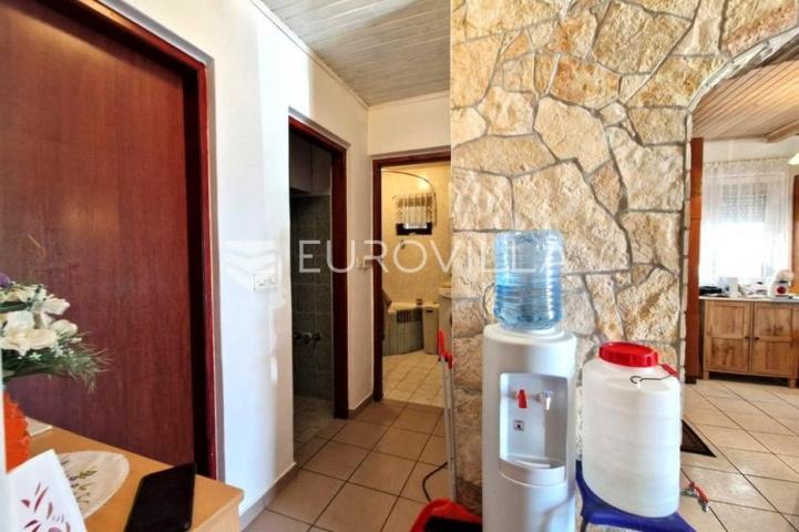 Vir, nekretnina na izvrsnoj lokaciji, 40 m od mora, s dva odvojena apartmana