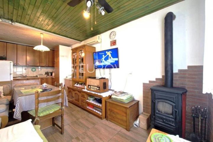 Vir, nekretnina na izvrsnoj lokaciji, 40 m od mora, s dva odvojena apartmana
