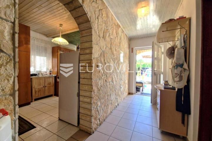Vir, nekretnina na izvrsnoj lokaciji, 40 m od mora, s dva odvojena apartmana
