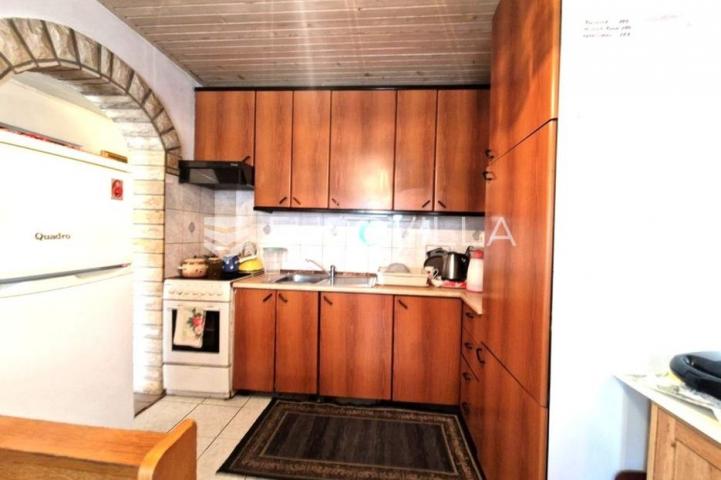 Vir, nekretnina na izvrsnoj lokaciji, 40 m od mora, s dva odvojena apartmana