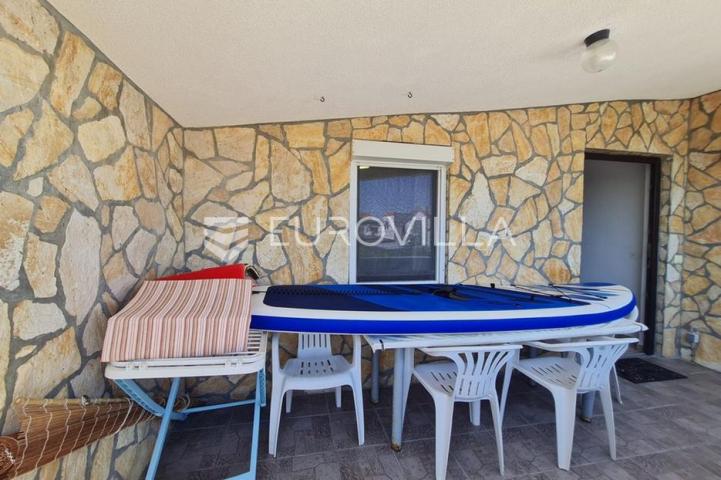 Vir, nekretnina na izvrsnoj lokaciji, 40 m od mora, s dva odvojena apartmana