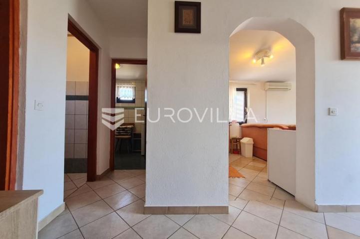 Vir, nekretnina na izvrsnoj lokaciji, 40 m od mora, s dva odvojena apartmana