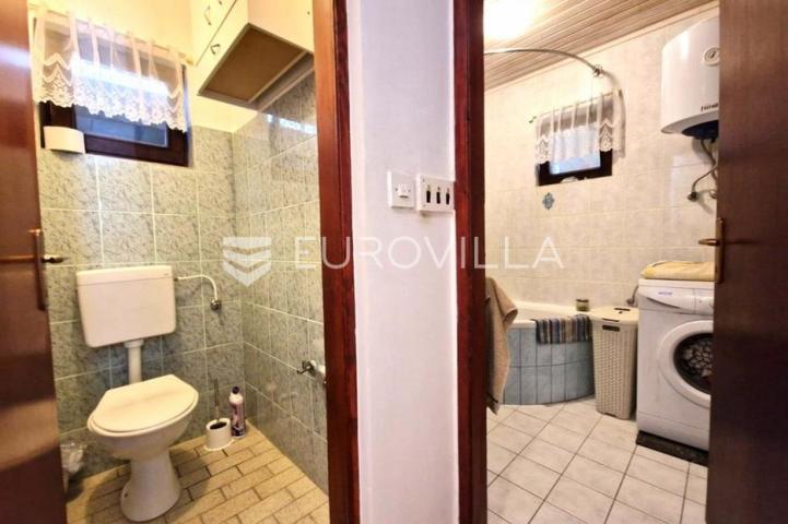 Vir, nekretnina na izvrsnoj lokaciji, 40 m od mora, s dva odvojena apartmana