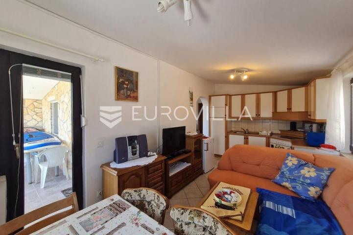 Vir, nekretnina na izvrsnoj lokaciji, 40 m od mora, s dva odvojena apartmana