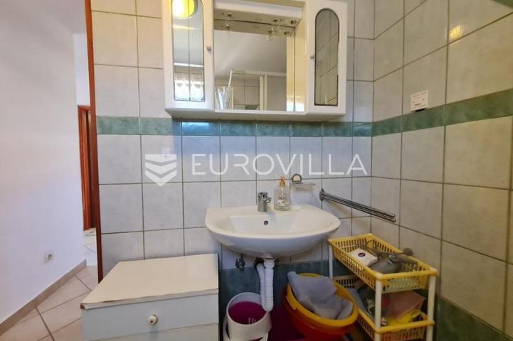 Vir, nekretnina na izvrsnoj lokaciji, 40 m od mora, s dva odvojena apartmana