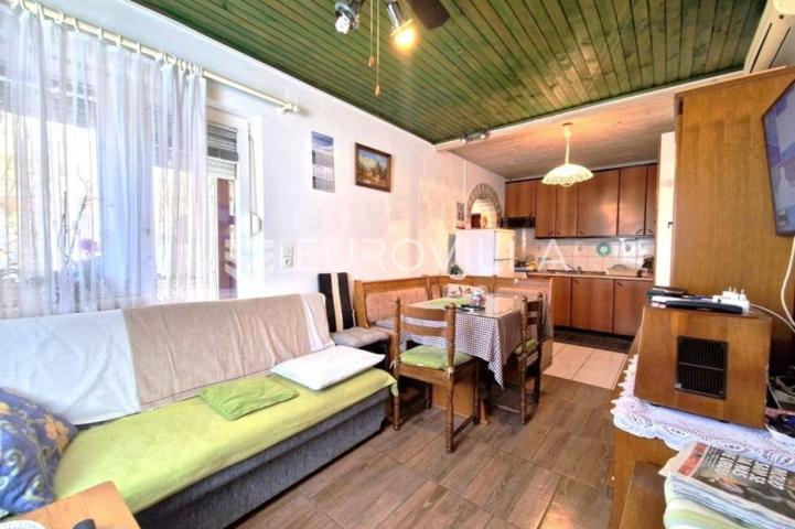 Vir, nekretnina na izvrsnoj lokaciji, 40 m od mora, s dva odvojena apartmana