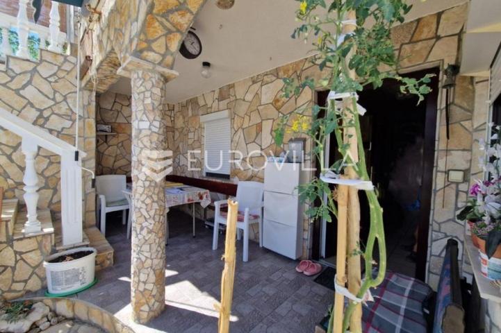 Vir, nekretnina na izvrsnoj lokaciji, 40 m od mora, s dva odvojena apartmana